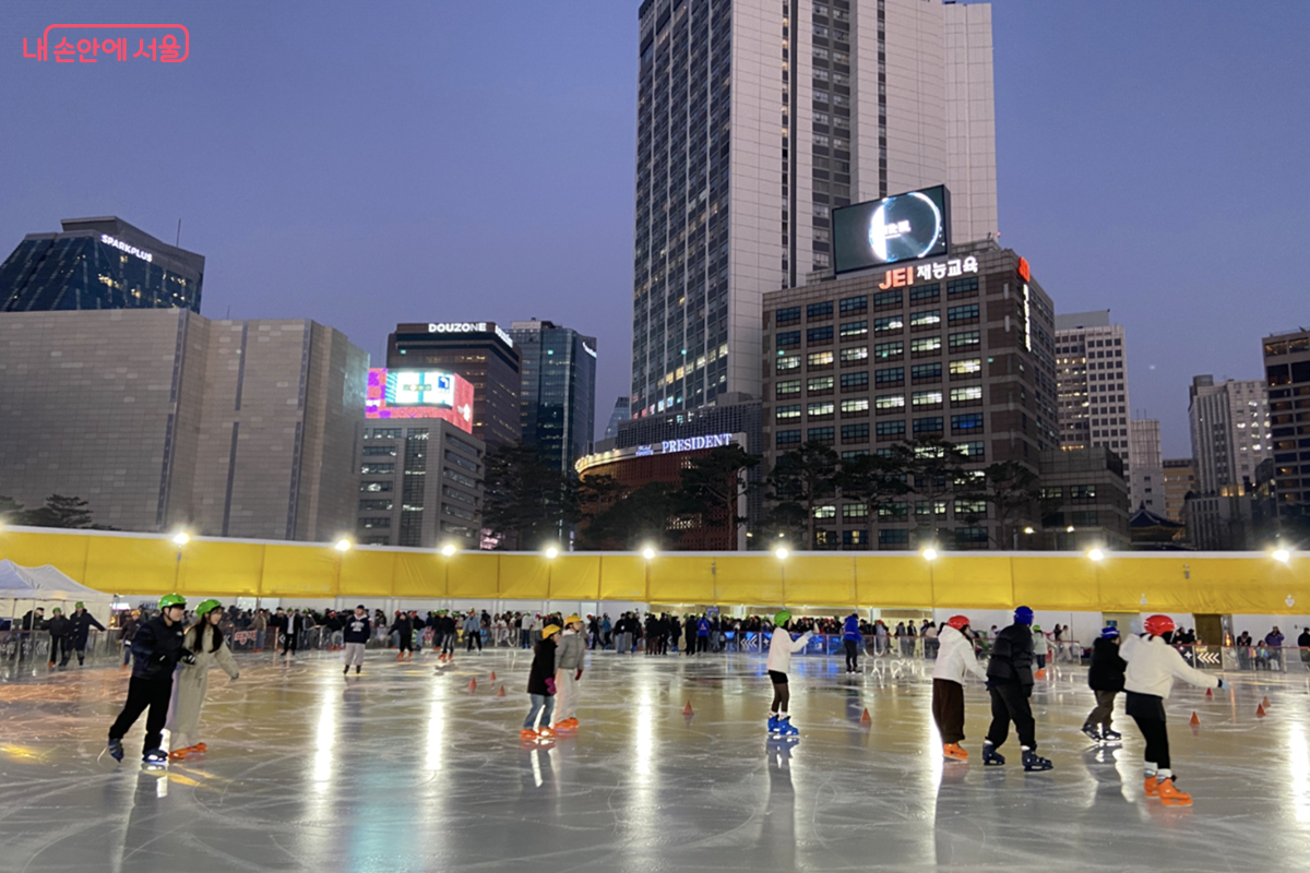 개막식 이후 스케이트를 즐기는 시민들 모습 ©김경선