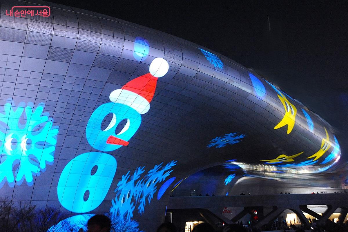 &lsquo;Christmas Adventure&rsquo;는 이야이야앤프렌즈가 선사하는 유머와 크리스마스의 빛을 보여준다. &copy;조수봉