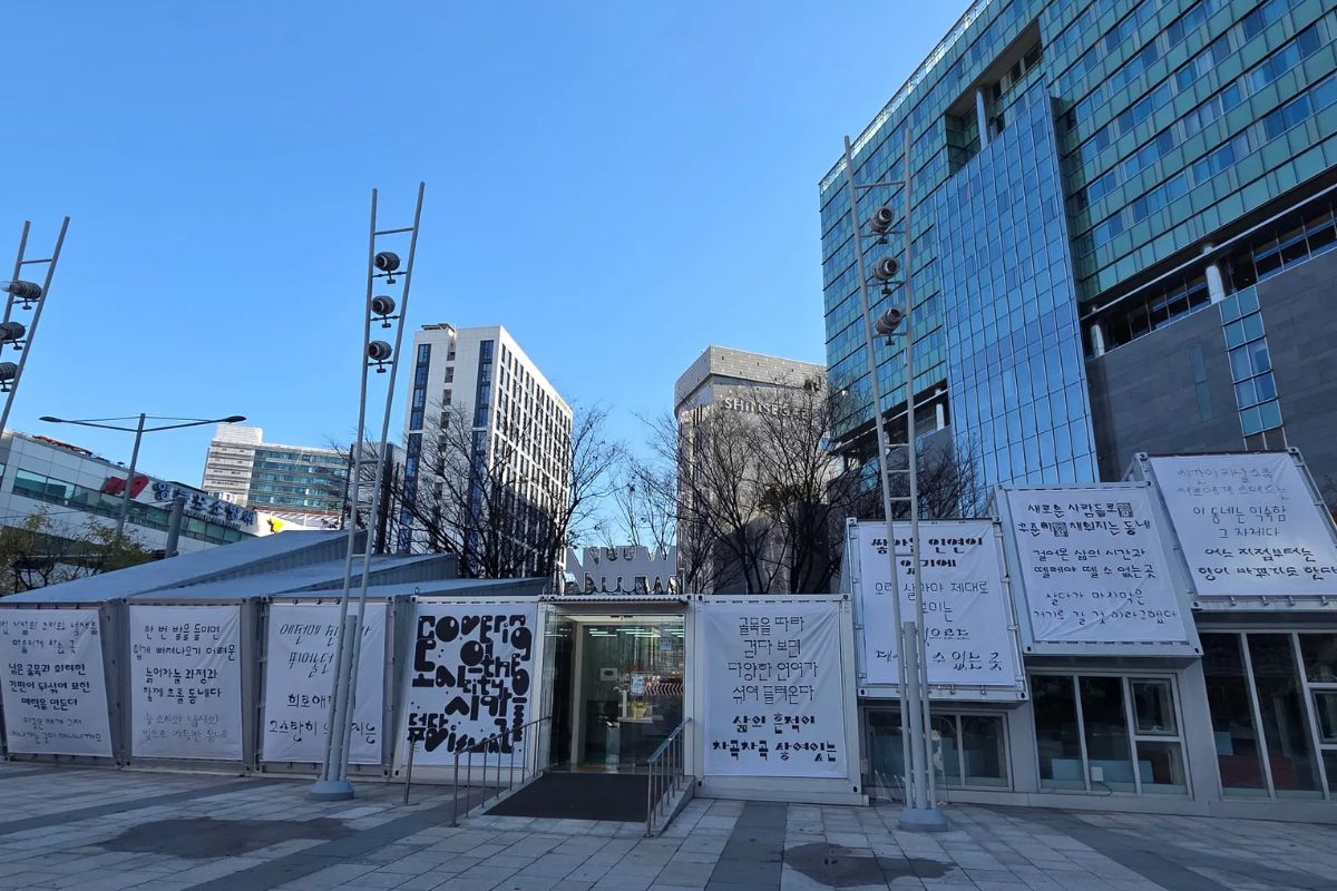 영등포 타임스퀘어 광장에는 지역 주민과 방문객을 위한 복합문화공간 '영등포 문화라운지 따따따'가 있다.©김민지