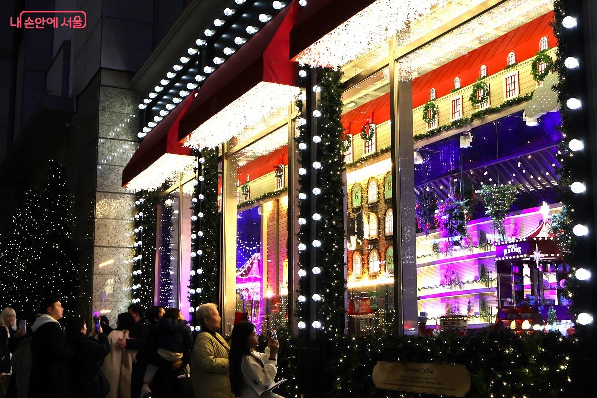 백화점 쇼윈도는 화려한 크리스마스 장식으로 인기를 끌었다. ©이봉덕