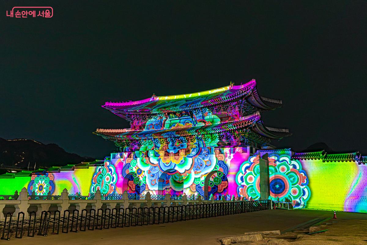 광화문을 물들인 미디어파사드, 서울라이트 모습 &copy;김지연