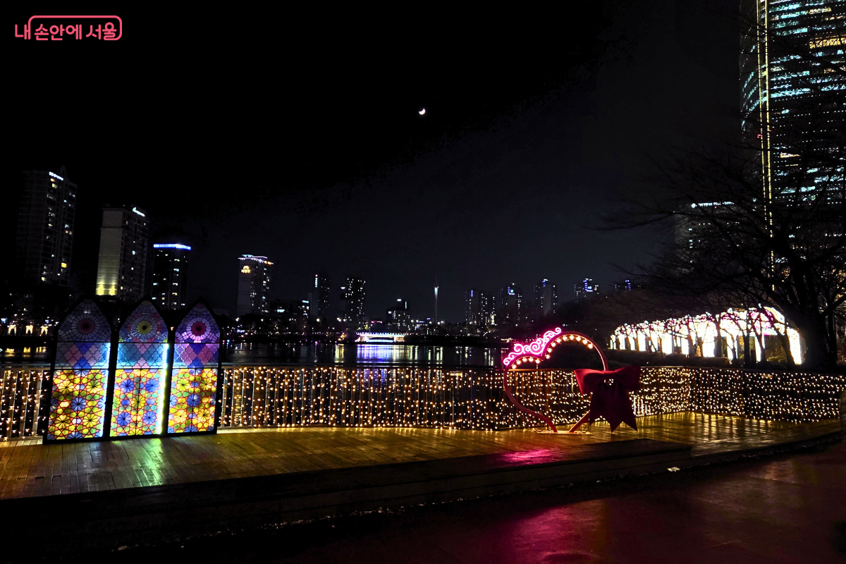 초승달 아래 빛나는 석촌호수 산책로와 루미나리에 터널 &copy;양정화