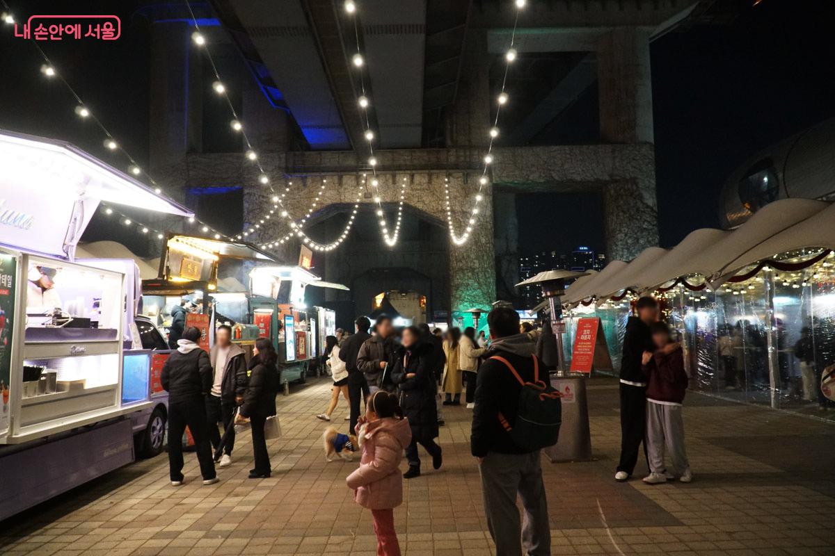  청담대교 하부 일원에 마련되어 있는 푸드존 &copy;홍혜수