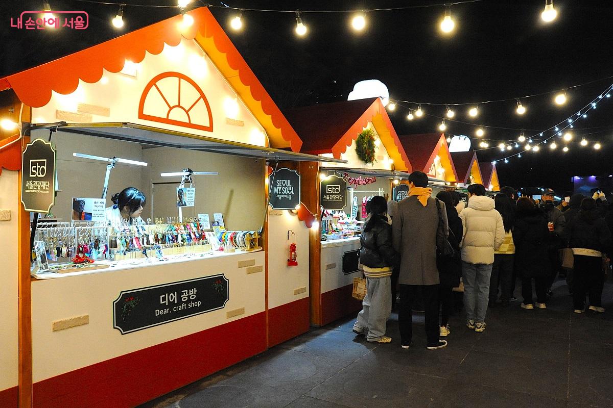 광화문 마켓 3구역의 시즌 소품이 가득한 마켓 부스 &copy;조수봉
