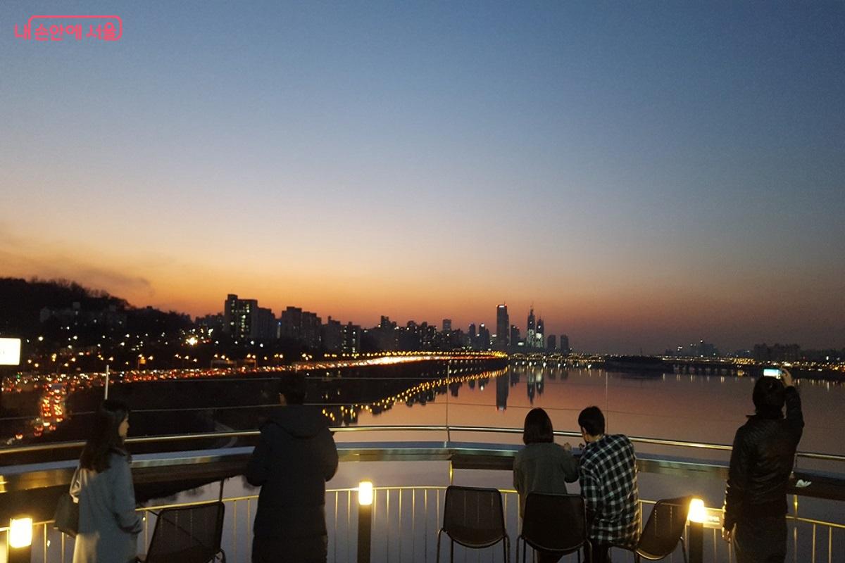 동작노을카페 4층 루프 탑은 서울을 전 방향으로 전망할 수 있는 장소로 인기가 높다. ⓒ최용수