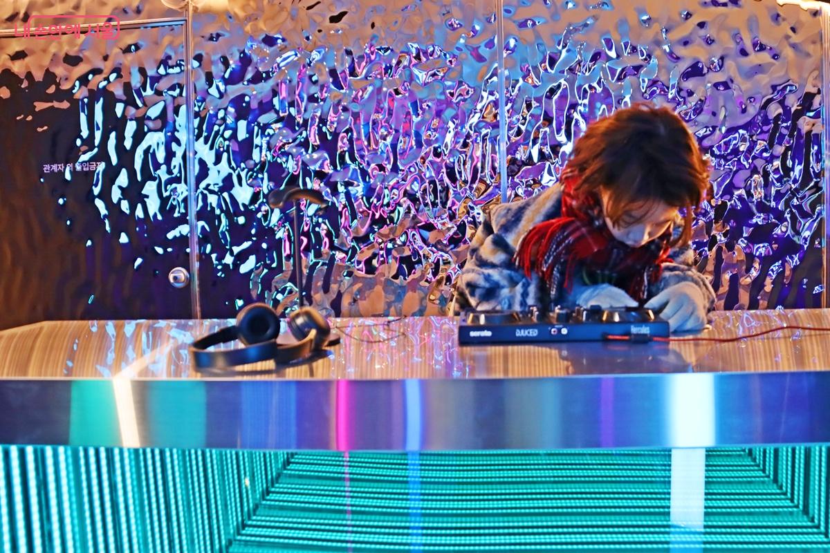 8가지테마, 총 32곡을 감상 할 수 있다