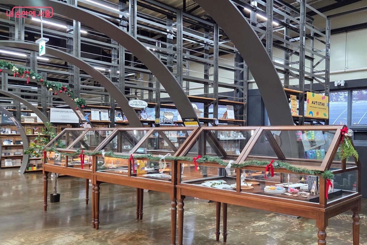 고유한 감성과 지속가능한 가치를 담은 굿즈와 독서템, 오브제 등을 전시한다. &copy;김미선