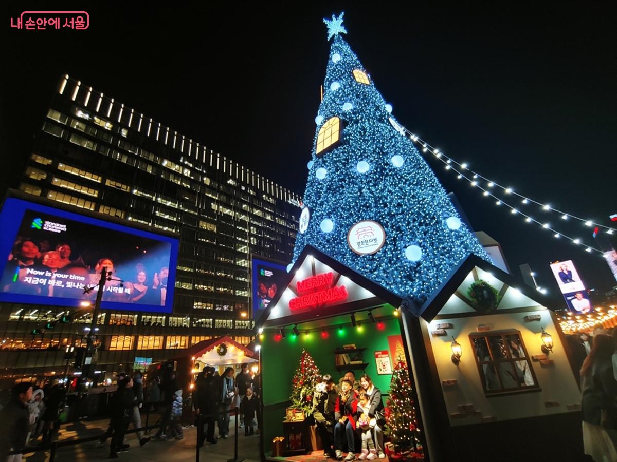 도심 속 따뜻한 크리스마스 동화가 펼쳐진 듯한 광화문 마켓 ©엄윤주