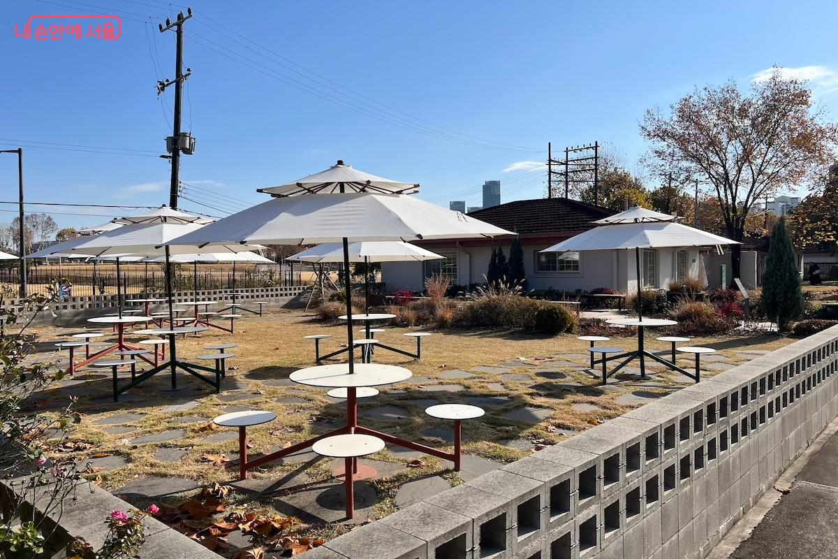 야외 테이블 또한 마련되어 있다. ©김수겸