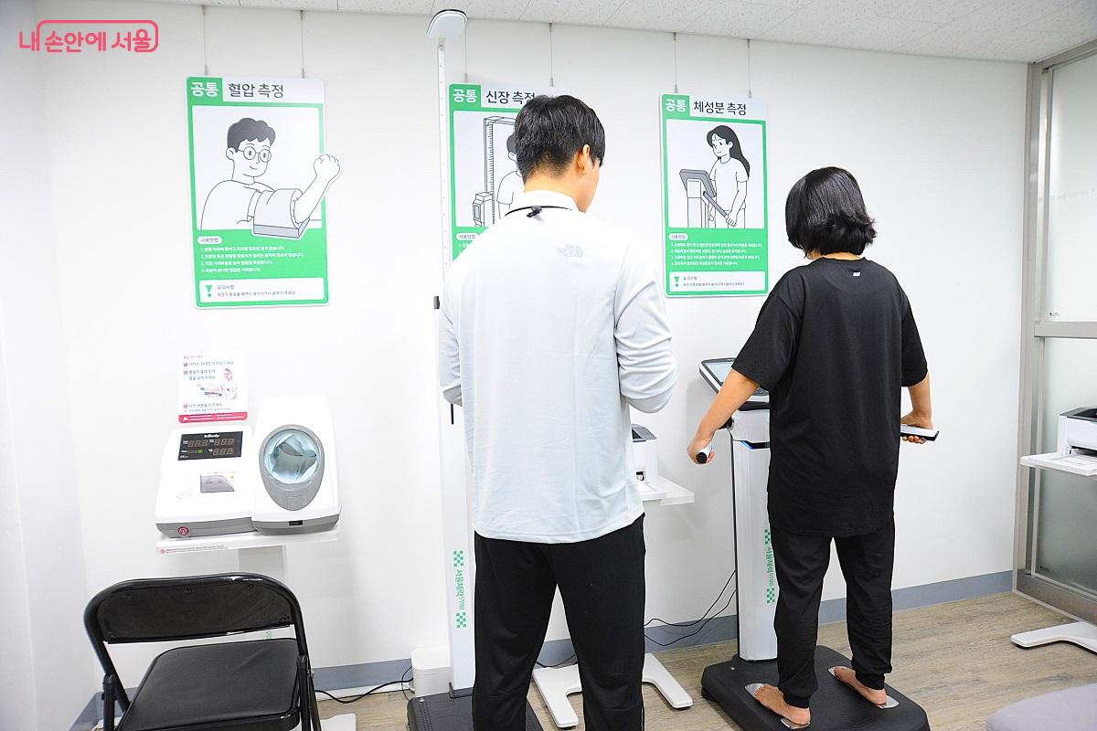각 측정 기구의 이용은 트레이너의 도움을 받을 수 있다. ©조수봉