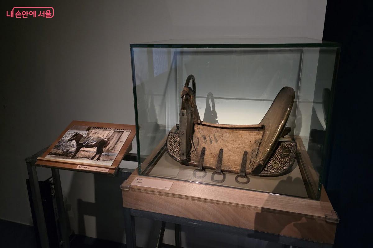 말안장과 짐을 운반하던 말 사진ⓒ이선미