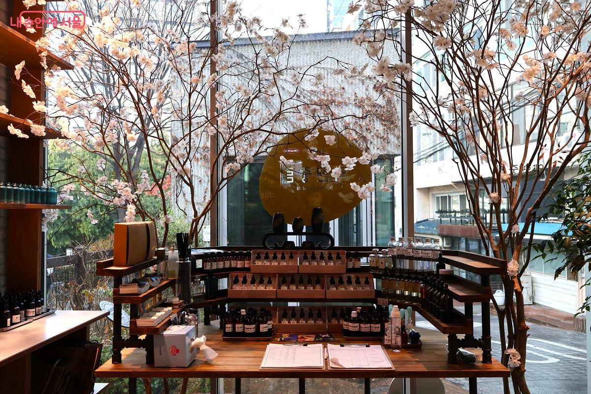 화장품 분야 유일의 국가자격 '맞춤형화장품조제관리사' 4인의 명확한 분석을 기반으로 운영된다. &copy;이봉덕