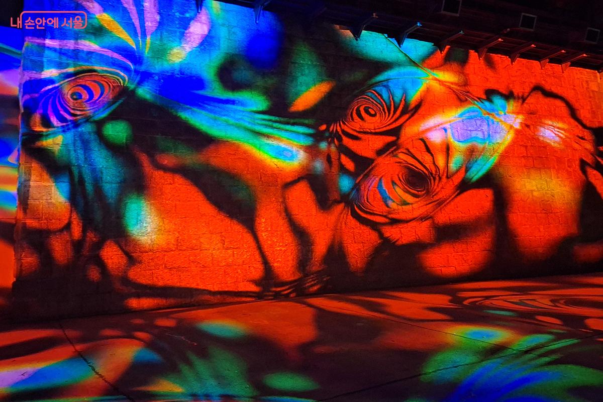 ‘심연’은 빛과 어둠, 입구와 출구 등 상반된 개념을 하나로 연결하여 완성된 작품이다. ©정향선