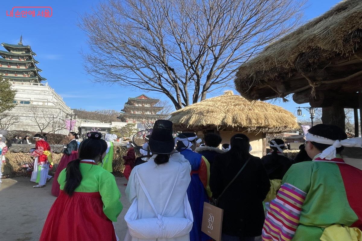 집안을 둘러보며 가정의 안녕과 평안을 기원했다. ©이정민