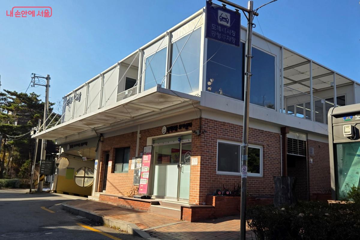 도깨비시장의 공영주차장 상부 공간에 '도깨비마당'과 '모아센터(마을관리사무소)'가 생겼다. ©김미선