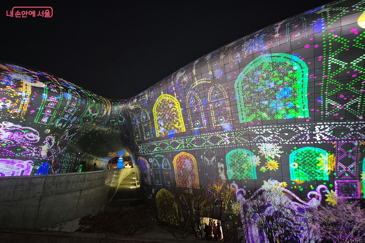 별조형물에서 흘러나온 빛이 건축의 곡선을 따라 퍼지며 DDP는 하나의 거대한 루미나리에로 변모한다. &copy;정향선