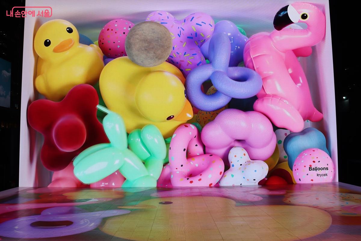 풍선을 매개로, 공간을 가득 채운 환상적 경험을 제안하는 미디어아트 작품 Krycek(문현석)의 <Balloons> &copy;정향선