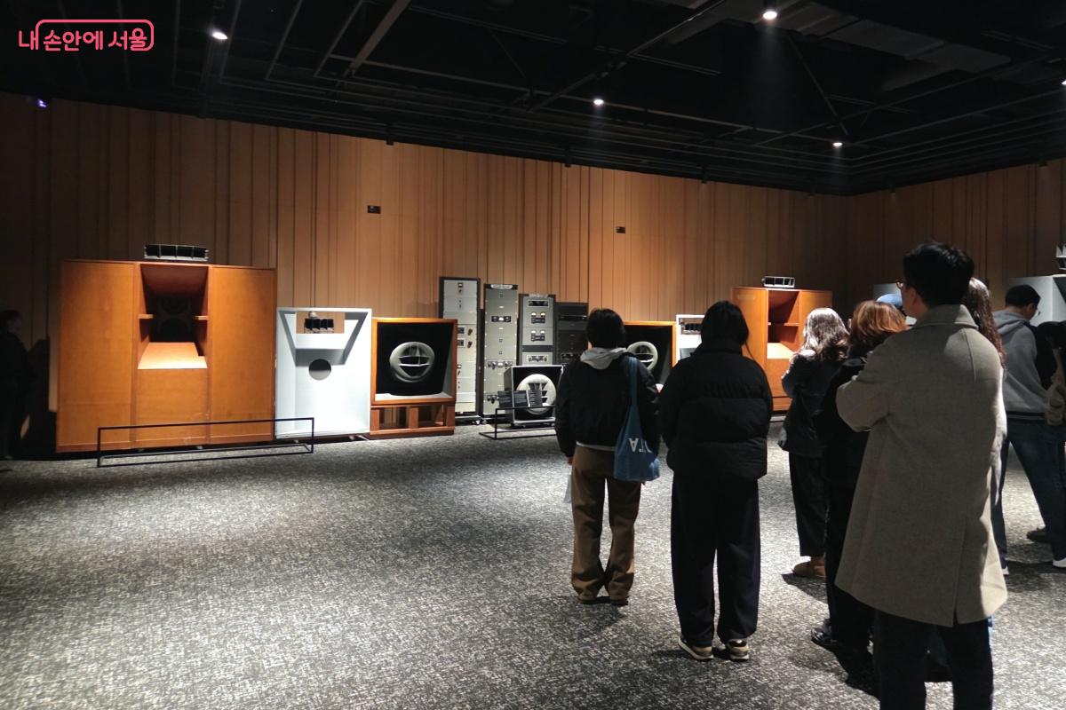 각기 다른 크기와 형태의 수많은 스피커와 오디오를 한자리에서 만나고 청음한다. &copy;김미선
