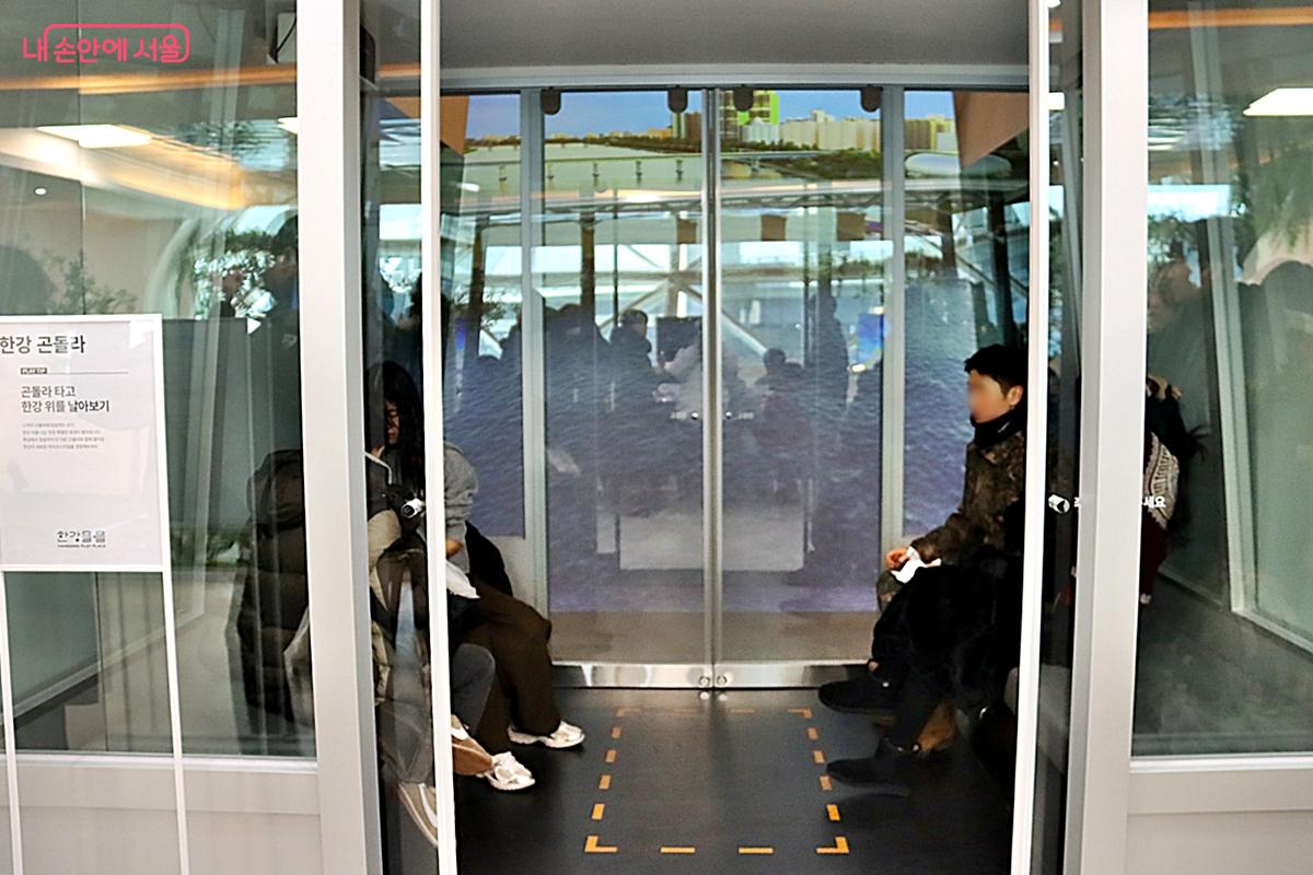 한강 위를 나는 듯한 특별한 풍경이 펼쳐지는 <한강곤돌라VR> 