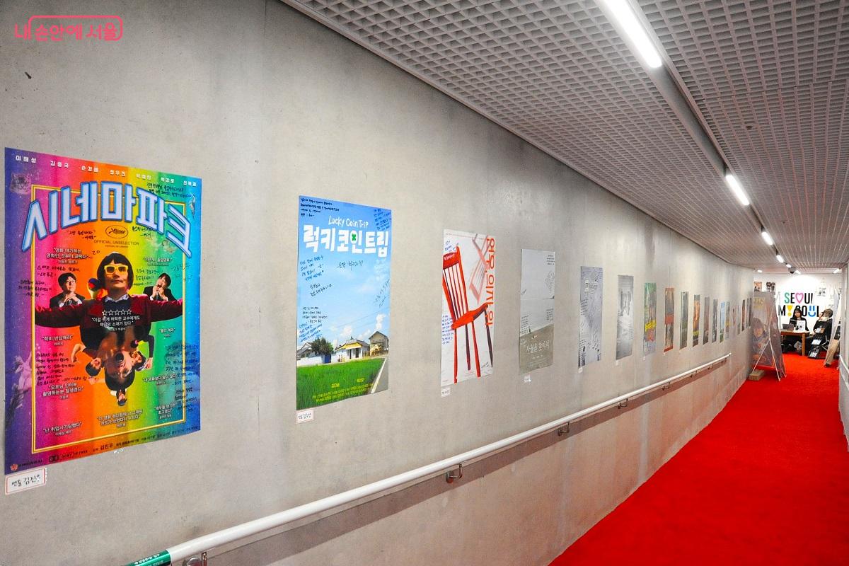 ‘상영관1’로 향하는 무장애 램프 ©조수봉