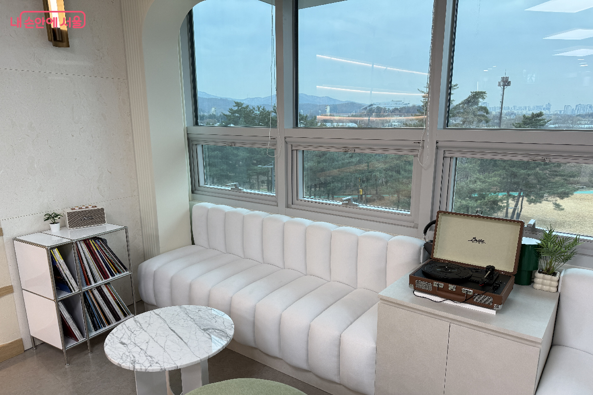 우면도서관 일반열람실 내 LP청음실 &copy;이하늘