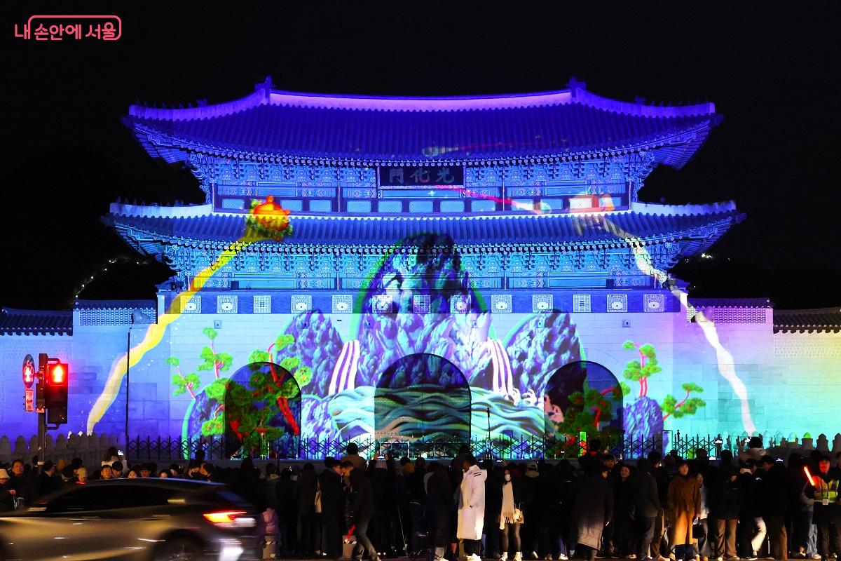 '서울라이트 광화문'이 열리는 '2025 서울윈터페스타'는 빛을 매개로 도심 공간의 매력을 재발견하게 하는 겨울 축제다. &copy;이봉덕