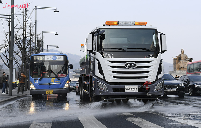 도로 청소 구간을 확대하고, 차량 투입 규모와 횟수도 늘린다.