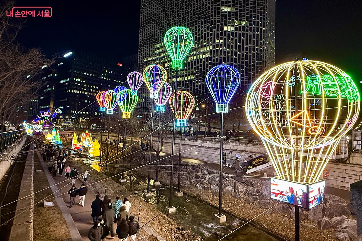 청계천 위에서도 한눈에 바라다보이는 15m의 대형 서울달 &copy;김미정