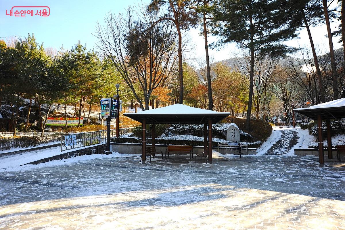 &lsquo;용마산 스카이워크 전망대&rsquo;는 사가정공원에서도 쉽게 접근할 수 있다. &copy;조수봉