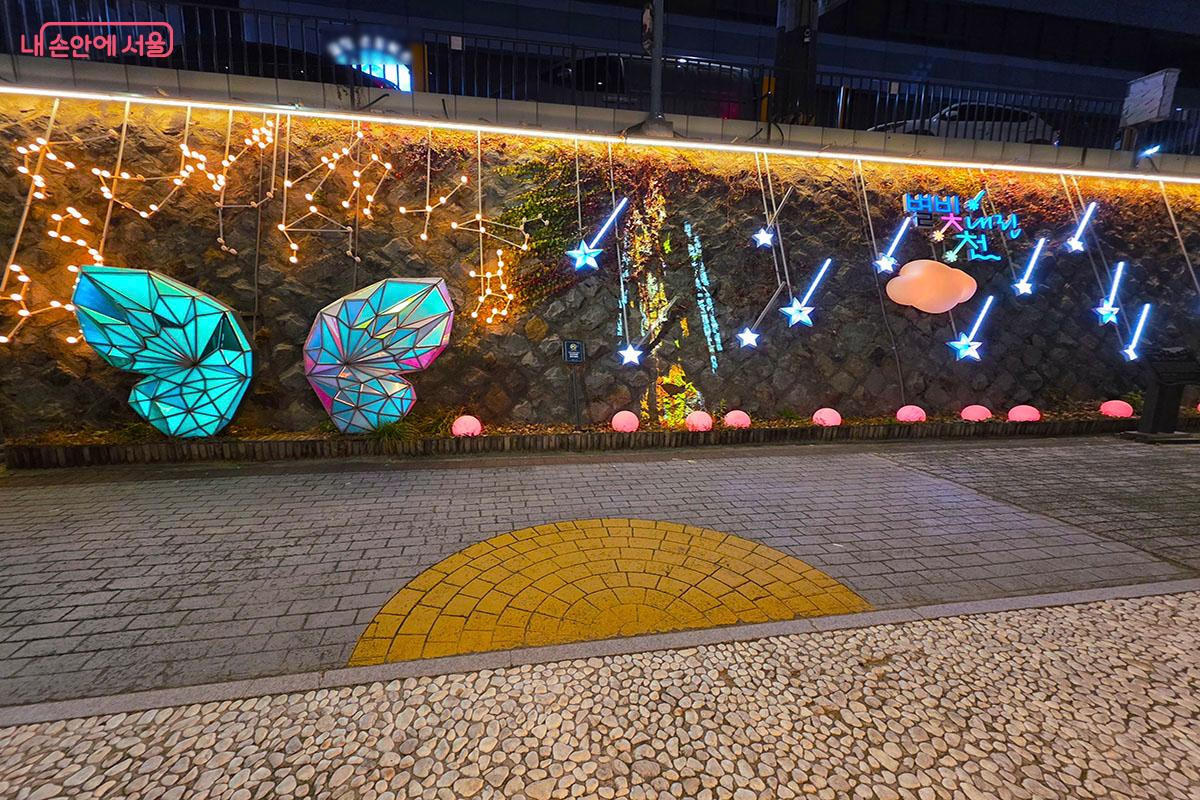 별, 달, 구름, 나비 조명으로 반짝이는 '벽면 포토존' ©이정민