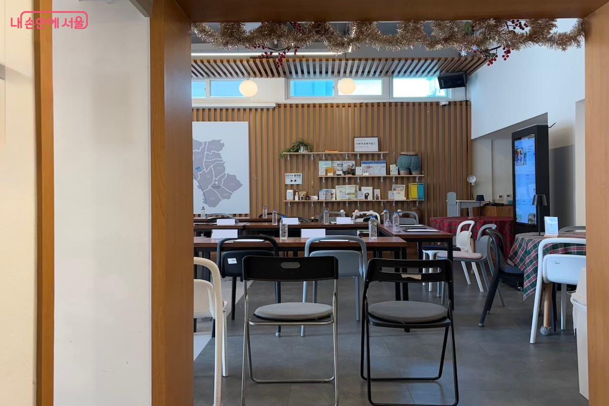 공동체경제통합지원센터의 1층 '경청마루'. 대관이 없는 날에는 자유롭게 이용이 가능하다. &copy;이종빈