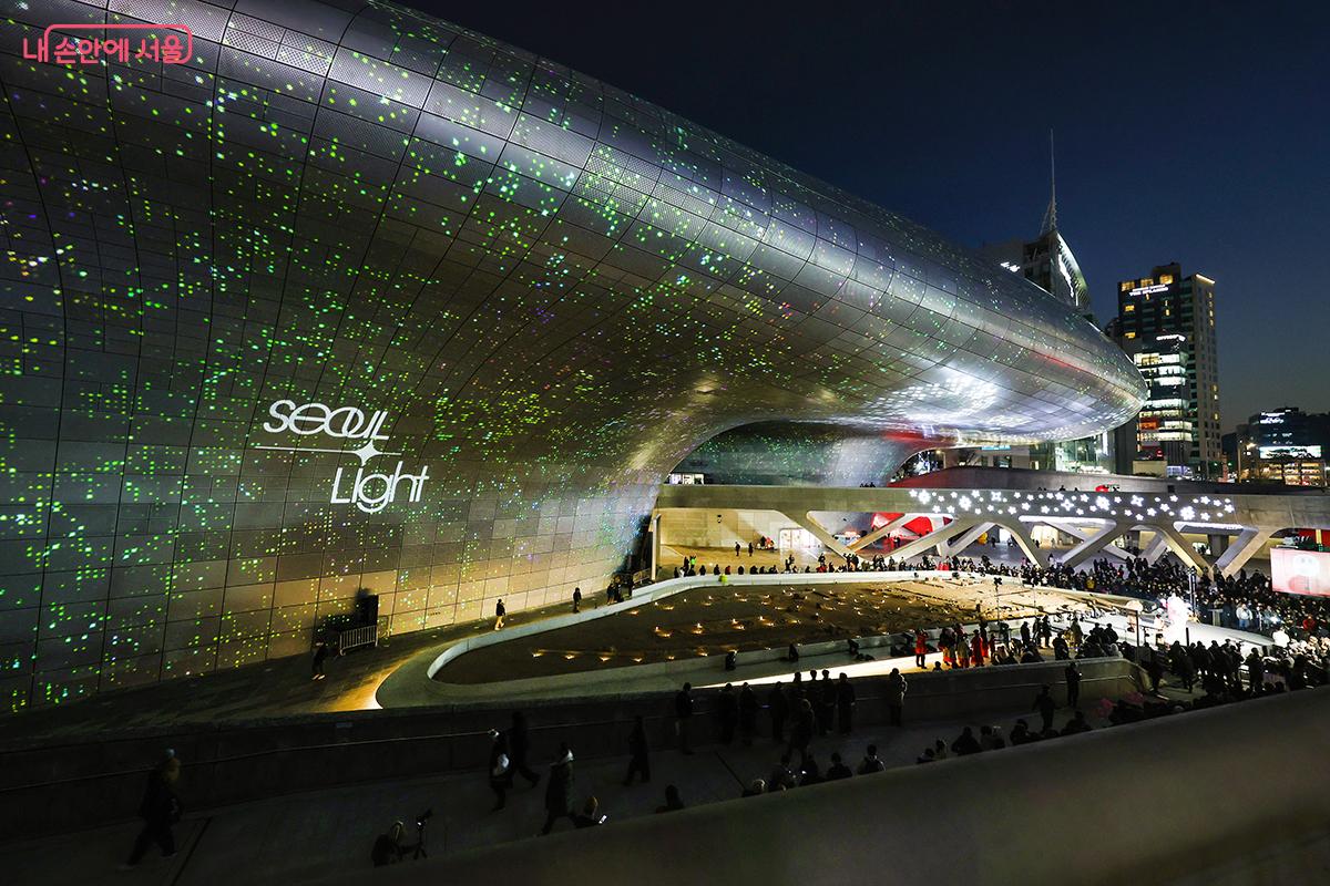 화려한 불빛이 우주선을 닮은 DDP 외관을 가득 채웠다. &copy;김주연