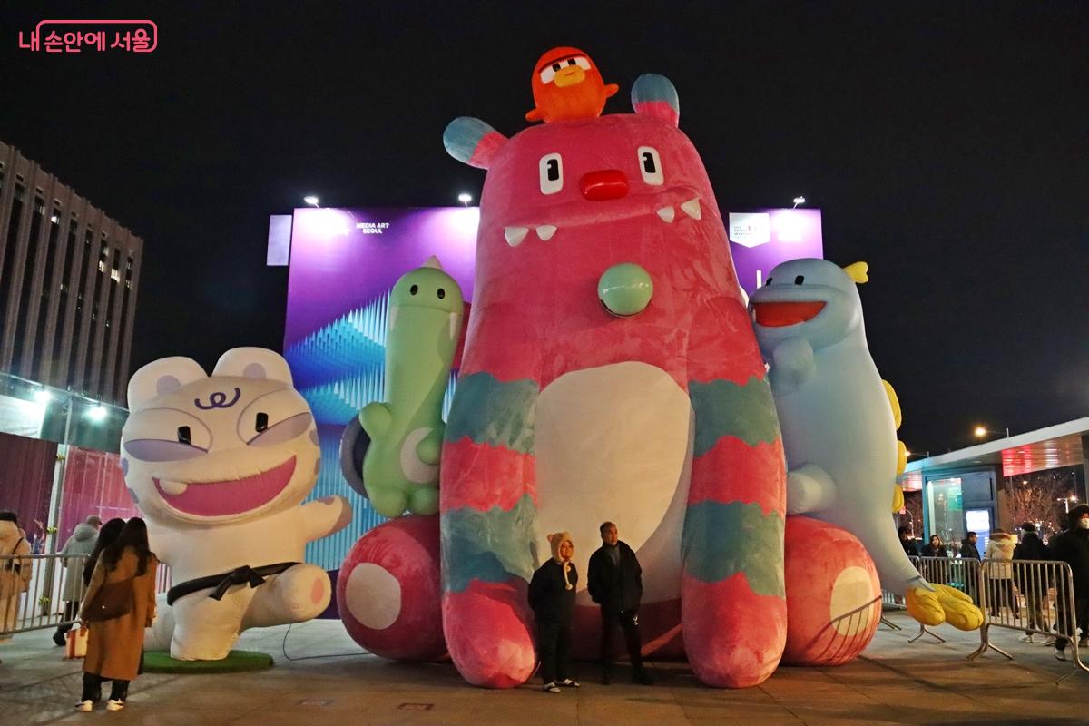 광화문 곳곳에 설치된 포토존을 찾아 사진을 담고 추억을 남길 수 있다. &copy;정향선 