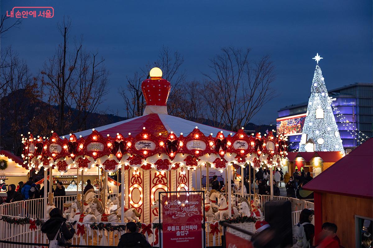 회전목마 앞에서 크리스마스 분위기를 즐기는 시민들ⓒ장신자