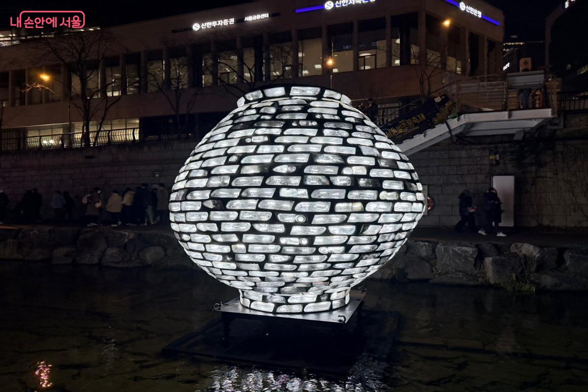 가장 인상 깊은 달항아리 모습을 재현한 한원석 작가의 &lsquo;환월&rsquo; &copy;노윤지