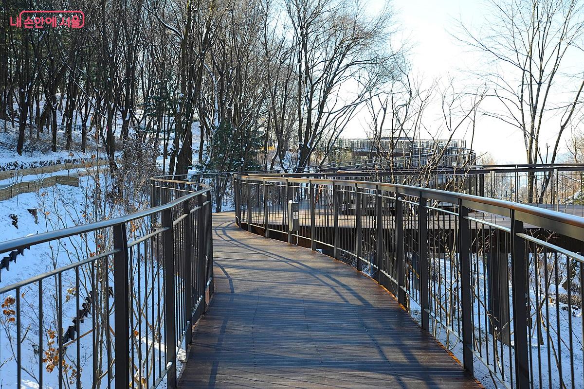 &lsquo;용마산 스카이워크 전망대&rsquo; 데크길 &copy;조수봉