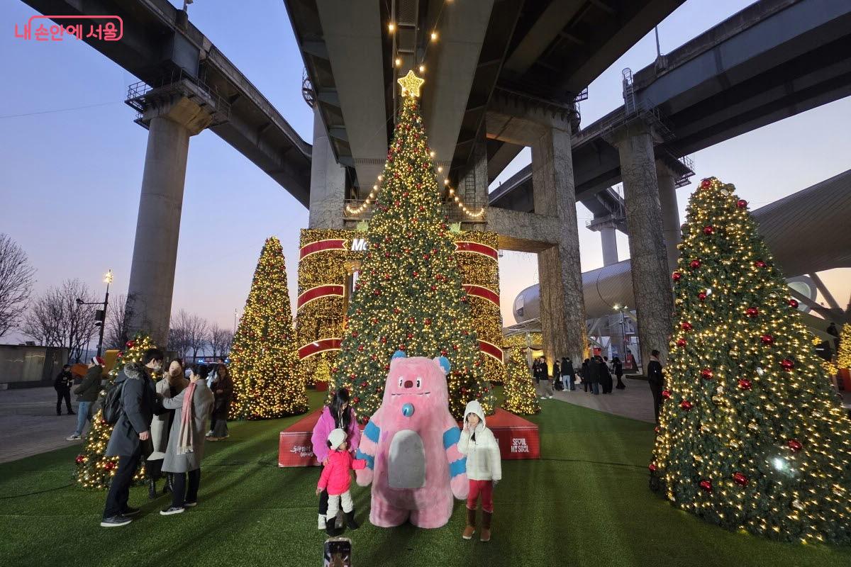 크리스마스 마켓에 등장한 해치는 인기만점이었다.ⓒ이선미