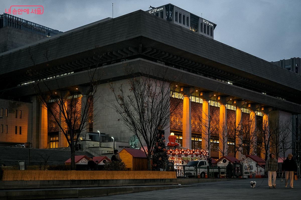 세종문화회관(아뜰리에광화)에서 만나본 2026년 서울색 '모닝옐로우' &copy;김아름