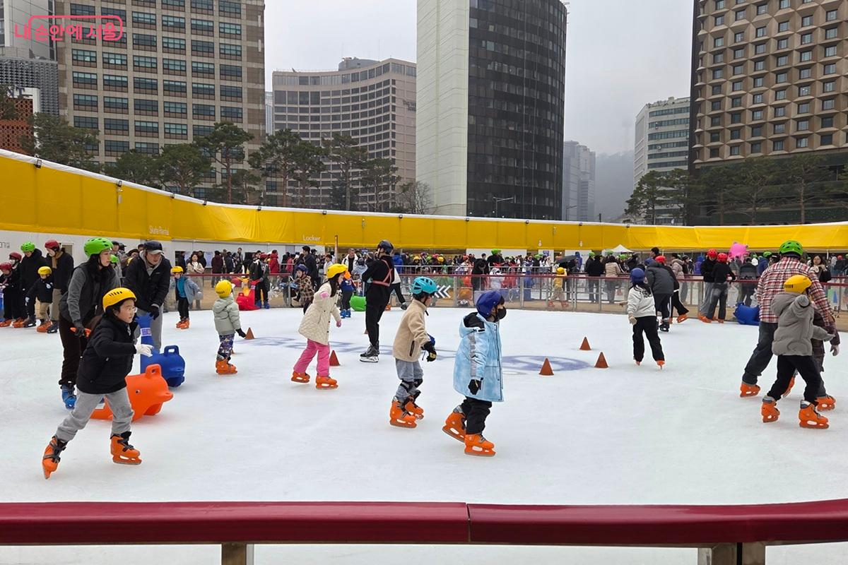 남녀노소 모두가 신나게 스케이트를 즐겼다. &copy;이상돈