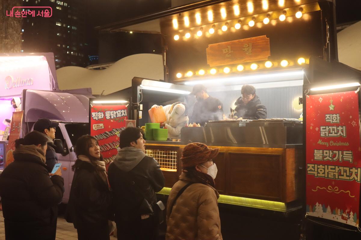 많은 시민이 닭꼬치를 기다리고 있다. &copy;조송연