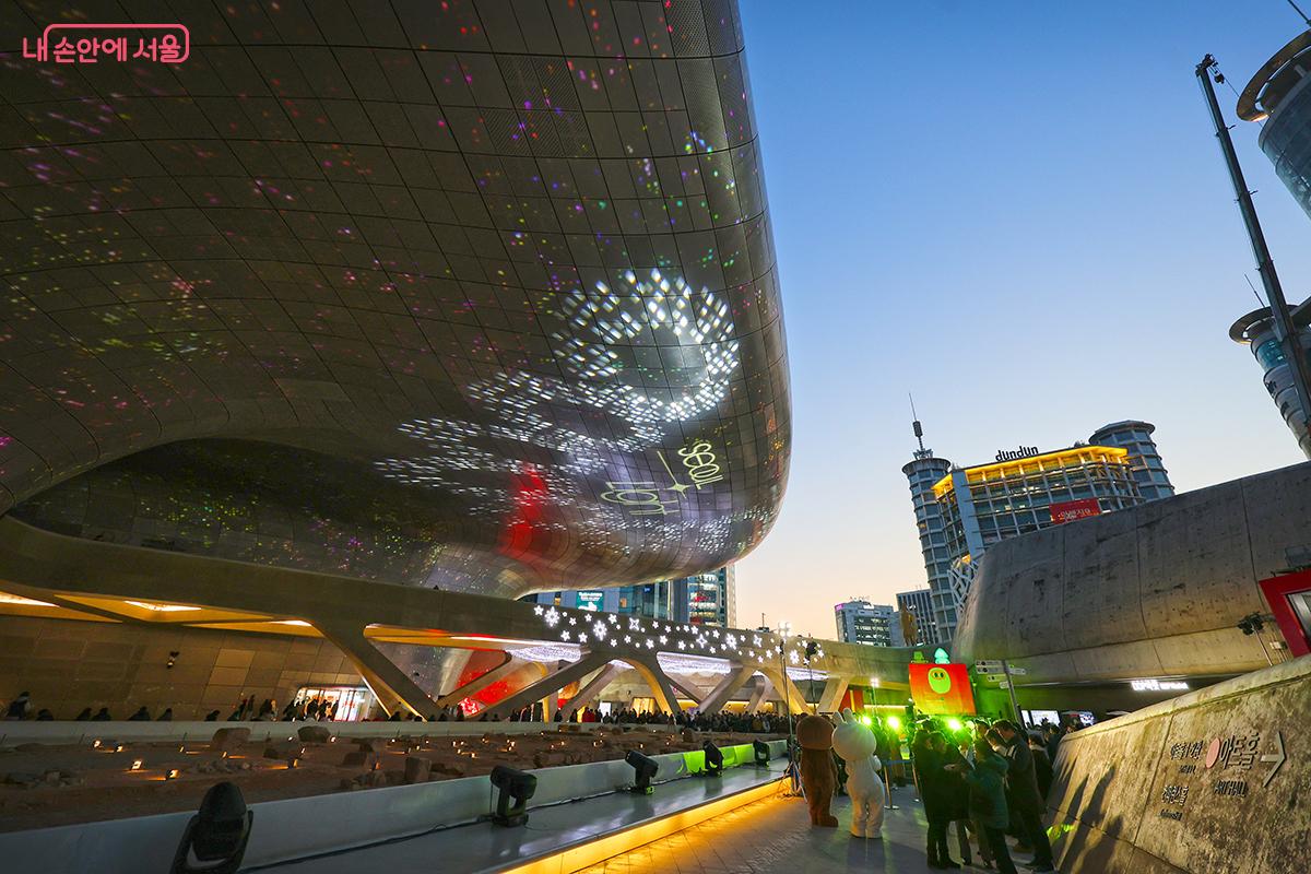 지난 12월 18일, &lsquo;서울라이트 DDP 2025 겨울&rsquo;이 화려한 막을 열었다. &copy;김주연