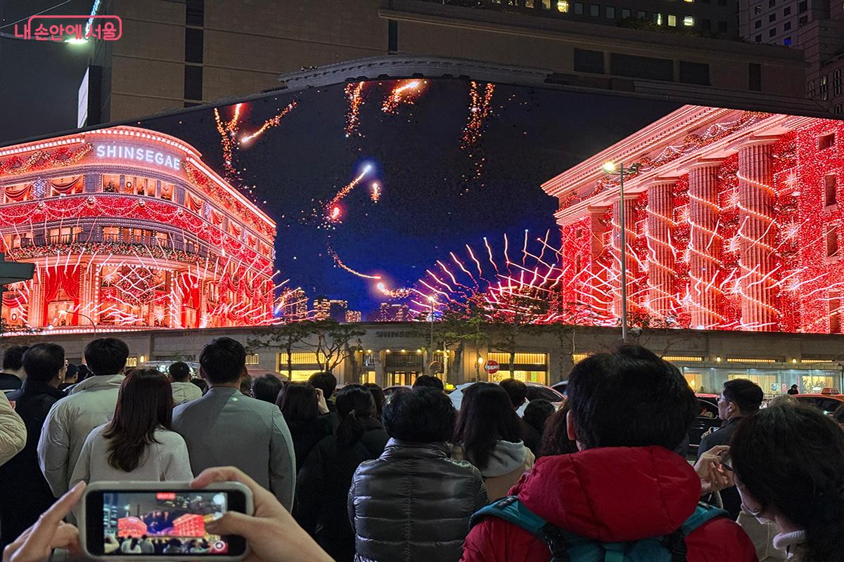 올겨울에도 시민들의 시선을 사로잡은 신세계백화점 본점 미디어파사드 앞 풍경 ©김미정