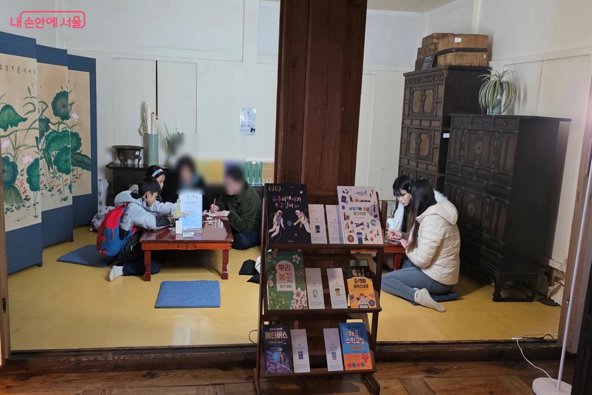 &lsquo;동지소망&rsquo;을 담아 액막이명태를 만들고 있는 가족ⓒ이선미