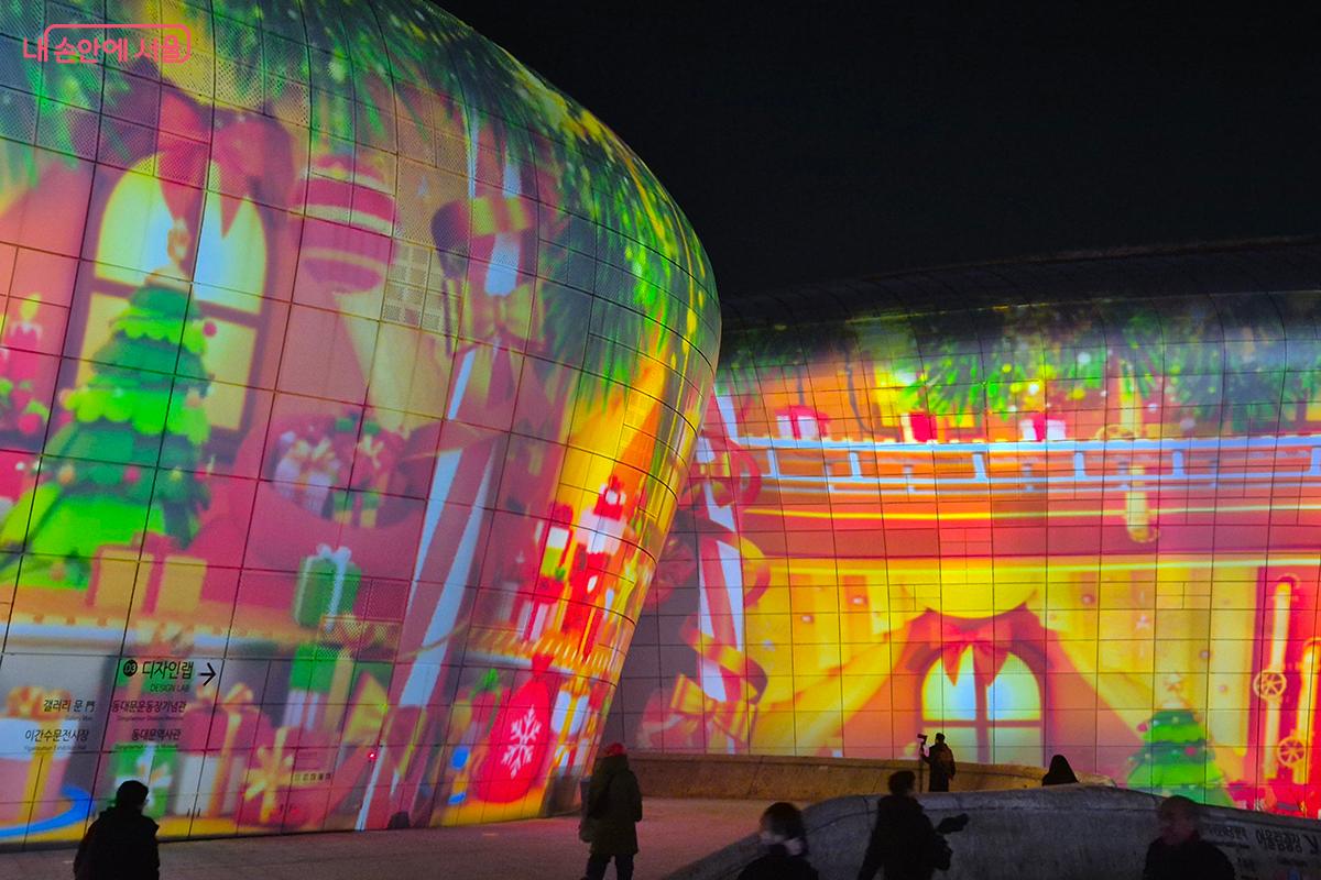 &lsquo;DDP 윈터스 기프트(Winter&rsquo;s Gift)&rsquo;에서는 다양한 빛과 오브제가 살아 움직이며 크리스마스의 설렘을 구현한다. &copy;정향선