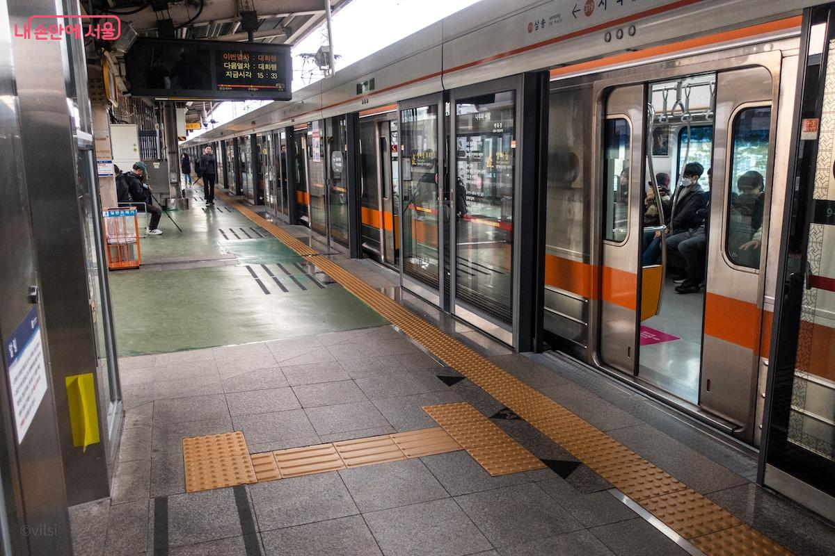 3호선 지축역은 구파발천 유수지와 가까운 전철역이다. &copy;이진형  