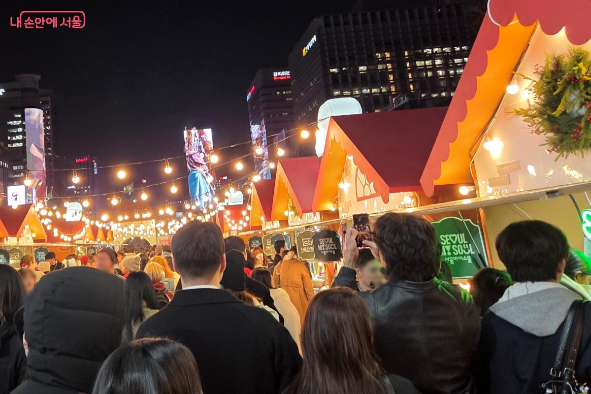 빨간 지붕과 오두막 부스에서는 다양한 상품을 판매하고 있다. &copy;김미선