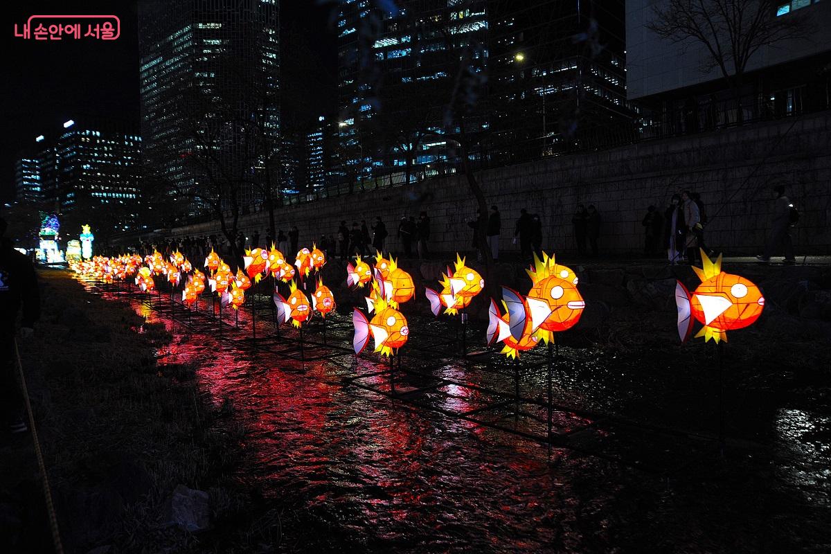 청계천 물살을 거슬러 오르는 100여 마리의 잉어킹의 모습인 &lsquo;I LOVE 잉어킹&rsquo; &copy;조수봉