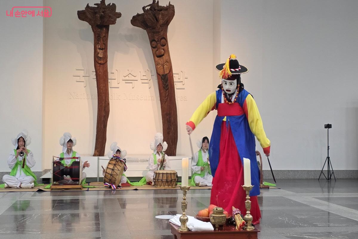 민속박물관 로비에서 은율탈춤 보유자와 청소년들의 공연이 이어졌다.ⓒ이선미