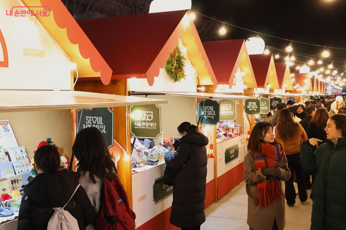 산타마을 마켓 빌리지에 다채로운 상품이 진열됐다. &copy;이봉덕