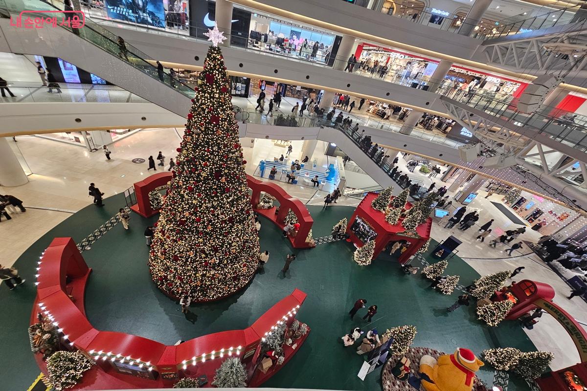 크리스마스 장식이 빛나는 영등포 타임스퀘어는 인기 있는 겨울 명소다. ©박근호